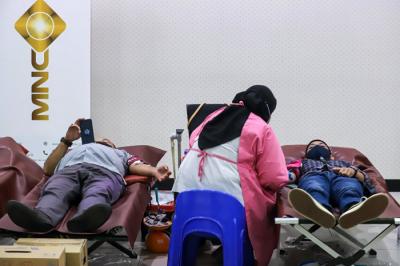 Karyawan MNC Group mengikuti kegiatan Donor Darah di iNews Tower, Kebon Sirih, Jakarta Pusat, Selasa (21/12/2021).
