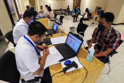 Karyawan MNC Group mengikuti kegiatan Donor Darah di iNews Tower, Kebon Sirih, Jakarta Pusat, Selasa (21/12/2021).