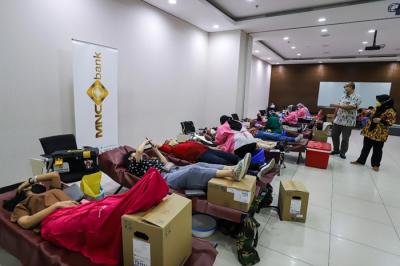 Karyawan MNC Group mengikuti kegiatan Donor Darah di iNews Tower, Kebon Sirih, Jakarta Pusat, Selasa (21/12/2021).
