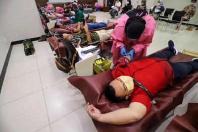 Karyawan MNC Group mengikuti kegiatan Donor Darah di iNews Tower, Kebon Sirih, Jakarta Pusat, Selasa (21/12/2021).