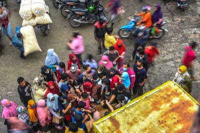 Dinas Perdagangan Provinsi Sumsel mengelar operasi pasar minyak goreng di Pasar KM 5 Palembang, Selasa (21/12/2021).