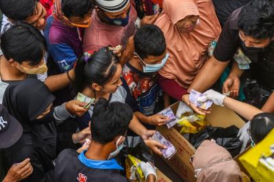 Dinas Perdagangan Provinsi Sumsel mengelar operasi pasar minyak goreng di Pasar KM 5 Palembang, Selasa (21/12/2021).