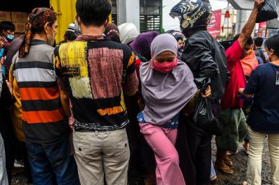 Dinas Perdagangan Provinsi Sumsel mengelar operasi pasar minyak goreng di Pasar KM 5 Palembang, Selasa (21/12/2021).