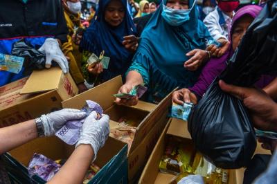 Dinas Perdagangan Provinsi Sumsel mengelar operasi pasar minyak goreng di Pasar KM 5 Palembang, Selasa (21/12/2021).