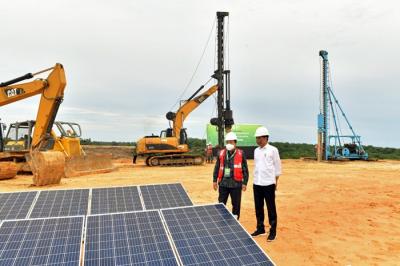 Presiden Joko Widodo melakukan groundbreaking Kawasan Industri Hijau Indonesia di Kabupaten Bulungan, Kalimantan Utara, Selasa (21/12/2021).