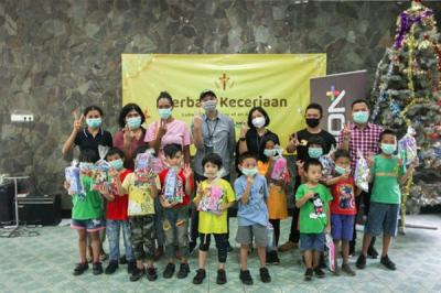 Head Of Marketing Vision+ Mushofi (kiri) berfoto bersama perwakilan anak Panti Asuhan Parapattan di Cipinang, Jakarta Timur, Selasa (21/12/2021).