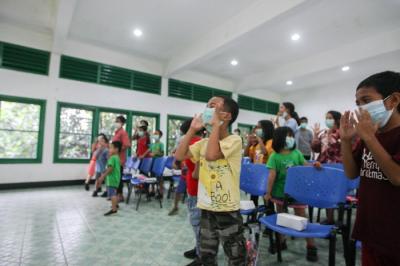 Head Of Marketing Vision+ Mushofi (kiri) berfoto bersama perwakilan anak Panti Asuhan Parapattan di Cipinang, Jakarta Timur, Selasa (21/12/2021).