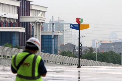 Aktivitas pengerjaan pembangunan Jakarta International Stadium (JIS), Tanjung Priok, Jakarta Utara, Selasa (21/12/2021).