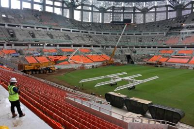 Aktivitas pengerjaan pembangunan Jakarta International Stadium (JIS), Tanjung Priok, Jakarta Utara, Selasa (21/12/2021).