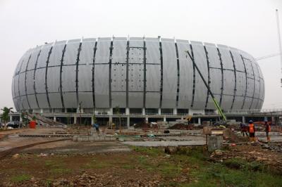 Aktivitas pengerjaan pembangunan Jakarta International Stadium (JIS), Tanjung Priok, Jakarta Utara, Selasa (21/12/2021).