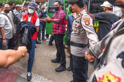 Mantan Gubernur Sumsel Alex Noerdin bersama tiga tersangka dipindahkan dari Jakarta ke Palembang dan ditahan di Rumah Tahanan Klas 1 Pakjo Palembang.