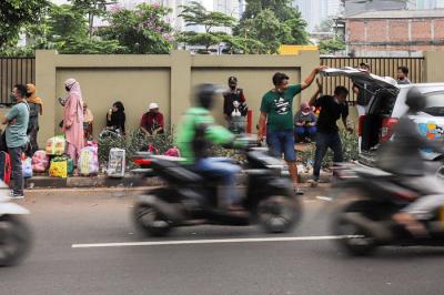 Warga Negara Indonesia (WNI) yang telah melakukan perjalanan internasional menunggu jemputan usai menjalani karantina di Rumah Susun Pasar Rumput.