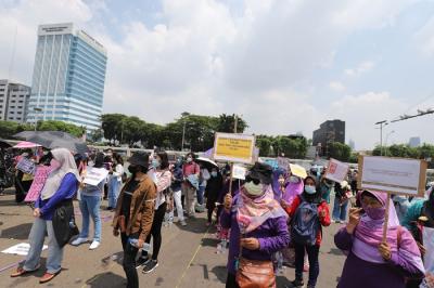 Massa yang tergabung dalam Jaringan Pembela Hak Perempuan Korban Kekerasan Seksual melakukan aksi unjuk rasa didepan Gedung DPR, Jakarta, Rabu (22/12/2021).