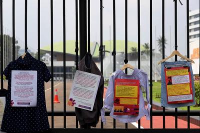 Massa yang tergabung dalam Jaringan Pembela Hak Perempuan Korban Kekerasan Seksual melakukan aksi unjuk rasa didepan Gedung DPR, Jakarta, Rabu (22/12/2021).