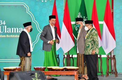 Presiden Joko Widodo menyampaikan amanat saat pembukaan Muktamar Nahdlatul Ulama ke-34 di Pondok Pesantren Darus Sa'adah, Lampung, Rabu (22/12/2021).