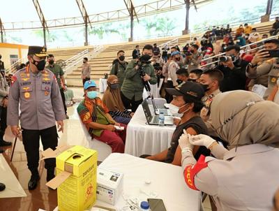 Kegiatan akselerasi vaksinasi massal di Gedung Aspirasi KP3B, Banten, Rabu (22/12/2021).