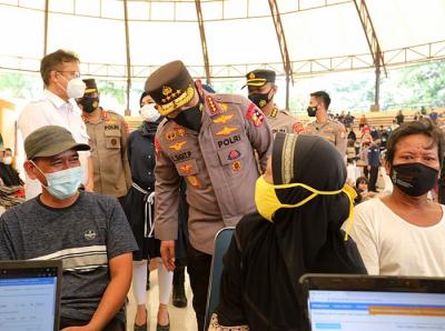 Kegiatan akselerasi vaksinasi massal di Gedung Aspirasi KP3B, Banten, Rabu (22/12/2021).
