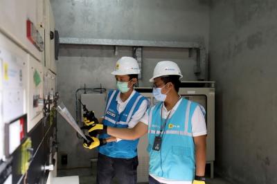 Petugas PLN mendeteksi jaringan listrik untuk memastikan keandalan saluran kabel jelang Natal dan Tahun Baru 2022 di Gereja Katedral, Jakarta.
