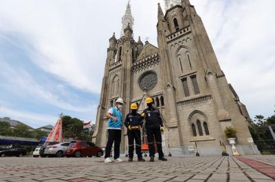 Petugas PLN mendeteksi jaringan listrik untuk memastikan keandalan saluran kabel jelang Natal dan Tahun Baru 2022 di Gereja Katedral, Jakarta.