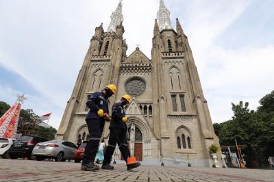 Petugas PLN mendeteksi jaringan listrik untuk memastikan keandalan saluran kabel jelang Natal dan Tahun Baru 2022 di Gereja Katedral, Jakarta.