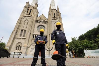 Petugas PLN mendeteksi jaringan listrik untuk memastikan keandalan saluran kabel jelang Natal dan Tahun Baru 2022 di Gereja Katedral, Jakarta.