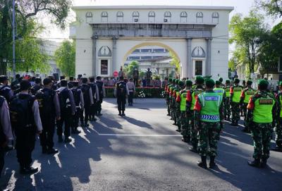 Apel Gelar Pasukan Operasi Kepolisian Terpusat Lilin Candi 2021 di Jalan Pemuda Semarang, Jawa Tengah, Kamis (23/12/2021).