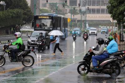 Pengendara melintas di jalan saat hujan di kawasan Imam Bonjol, Jakarta, Kamis (23/12/2021).