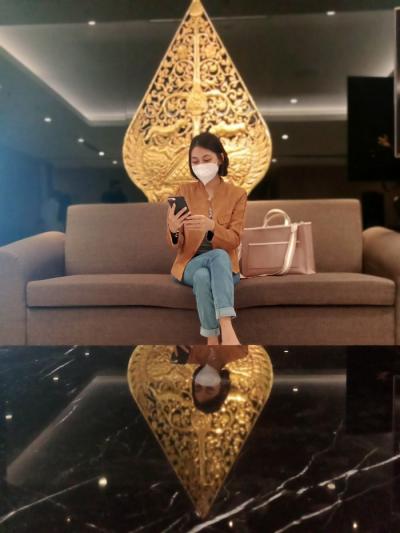 Nasabah melakukan transaksi pembelian tiket pesawat melalui fitur Travel Concierge di Super App OCTO Mobile CIMB Niaga di Jakarta, Kamis (23/12/2021).
