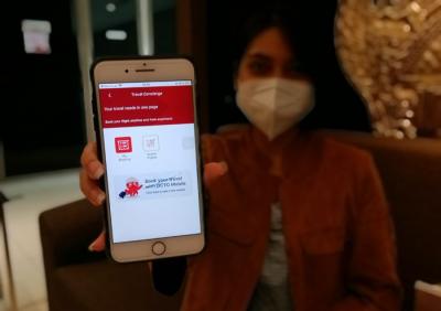 Nasabah melakukan transaksi pembelian tiket pesawat melalui fitur Travel Concierge di Super App OCTO Mobile CIMB Niaga di Jakarta, Kamis (23/12/2021).