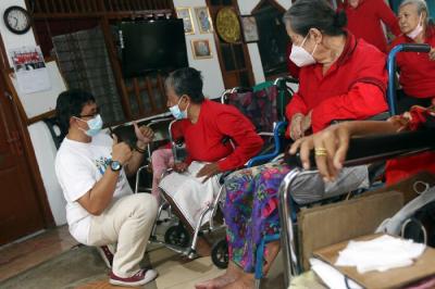 Menjelang natal 2021, MNC Peduli berbagi kasih kepada para penghuni Rumah Jompo Kasih Sayang yang berada di Duren Jaya, Bekasi Timur, Kota Bekasi.