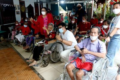 Menjelang natal 2021, MNC Peduli berbagi kasih kepada para penghuni Rumah Jompo Kasih Sayang yang berada di Duren Jaya, Bekasi Timur, Kota Bekasi.