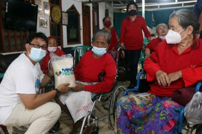 Menjelang natal 2021, MNC Peduli berbagi kasih kepada para penghuni Rumah Jompo Kasih Sayang yang berada di Duren Jaya, Bekasi Timur, Kota Bekasi.