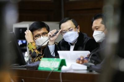 Terdakwa Mantan Direktur Utama Perusahaan Umum Daerah Pembangunan Sarana Jaya, Yoory Corneles Pinontoan menjalani sidang bersama dengan 3 terdakwa lainnya.