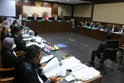 Terdakwa Mantan Direktur Utama Perusahaan Umum Daerah Pembangunan Sarana Jaya, Yoory Corneles Pinontoan menjalani sidang bersama dengan 3 terdakwa lainnya.