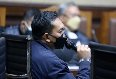 Terdakwa Mantan Direktur Utama Perusahaan Umum Daerah Pembangunan Sarana Jaya, Yoory Corneles Pinontoan menjalani sidang bersama dengan 3 terdakwa lainnya.