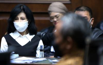Terdakwa Mantan Direktur Utama Perusahaan Umum Daerah Pembangunan Sarana Jaya, Yoory Corneles Pinontoan menjalani sidang bersama dengan 3 terdakwa lainnya.
