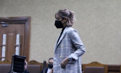 Artis Nia Ramadhani bersama sang suami Ardi Bakrie, serta sopir pribadi mereka, Zen Vivanto, menjalani sidang tuntutan terkait penyalahgunaan narkoba.