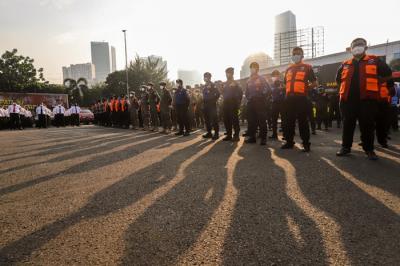 Gubernur DKI Jakarta Anies Baswedan menyampaikan arahan saat menjadi Inspektur Upacara pada Apel Operasi Lilin Jaya 2021 di Lapangn Dit Lantas Polda Metro Jaya.