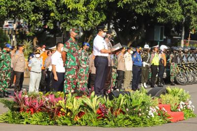Gubernur DKI Jakarta Anies Baswedan menyampaikan arahan saat menjadi Inspektur Upacara pada Apel Operasi Lilin Jaya 2021 di Lapangn Dit Lantas Polda Metro Jaya.