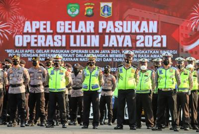 Gubernur DKI Jakarta Anies Baswedan menyampaikan arahan saat menjadi Inspektur Upacara pada Apel Operasi Lilin Jaya 2021 di Lapangn Dit Lantas Polda Metro Jaya.