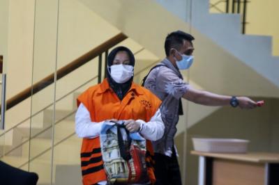 Tersangka Bupati Kolaka Timur non aktif Andi Merya Nur usai menjalani pemeriksaan lanjutan di Gedung Merah Putih KPK, Jakarta, Jumat (24/12/2021).