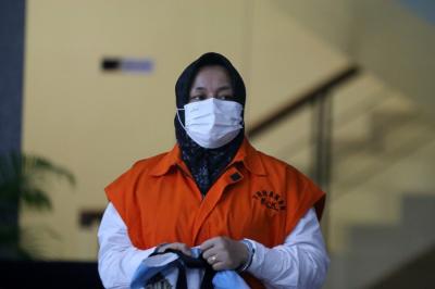 Tersangka Bupati Kolaka Timur non aktif Andi Merya Nur usai menjalani pemeriksaan lanjutan di Gedung Merah Putih KPK, Jakarta, Jumat (24/12/2021).