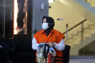 Tersangka Bupati Kolaka Timur non aktif Andi Merya Nur usai menjalani pemeriksaan lanjutan di Gedung Merah Putih KPK, Jakarta, Jumat (24/12/2021).