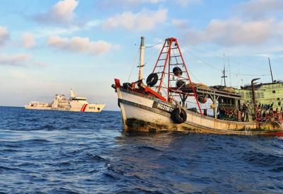 Bakamla RI KN Pulau Dana-323, berhasil menangkap Kapal Ikan Asing (KIA) berbendera Vietnam yang sedang melakukan aktivitas penangkapan ikan secara illegal.