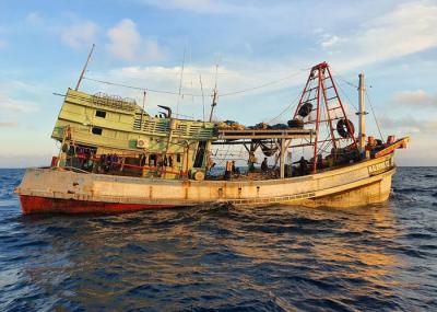 Bakamla RI KN Pulau Dana-323, berhasil menangkap Kapal Ikan Asing (KIA) berbendera Vietnam yang sedang melakukan aktivitas penangkapan ikan secara illegal.