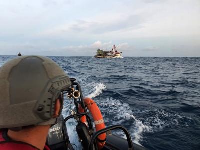 Bakamla RI KN Pulau Dana-323, berhasil menangkap Kapal Ikan Asing (KIA) berbendera Vietnam yang sedang melakukan aktivitas penangkapan ikan secara illegal.