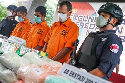 Keterangan pers kasus narkoba di kantor Bareskrim Polri, Jakarta, Kamis (23/12/2021).
