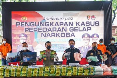 Keterangan pers kasus narkoba di kantor Bareskrim Polri, Jakarta, Kamis (23/12/2021).