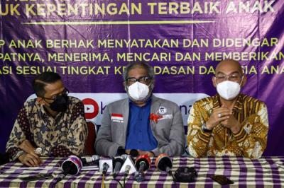 Ayah almarhumah Vanessa Angel, Doddy Sudrajat saat jumpa pers di Kantor Komnas Perlindungan Anak, Pasar Rebo, Jakarta Timur, Jumat (24/12/2021).