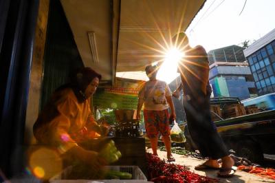 Suasana para pedagang kebutuhan pokok di Pasar Tradisional, Jakarta Barat, Kamis (23/12/2021).